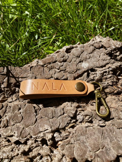 Breloczek / zawieszka do produktów NALA, Kolekcja "Łeba", kolor piaskowy, skóra naturalna Breloczek / zawieszka do produktów NALA, Kolekcja "Łeba", kolor piaskowy, skóra naturalna