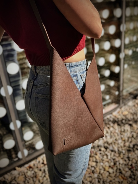 Torebka miękka ‚Origami’ mała, kolor czekoladowy brąz, skóra naturalna